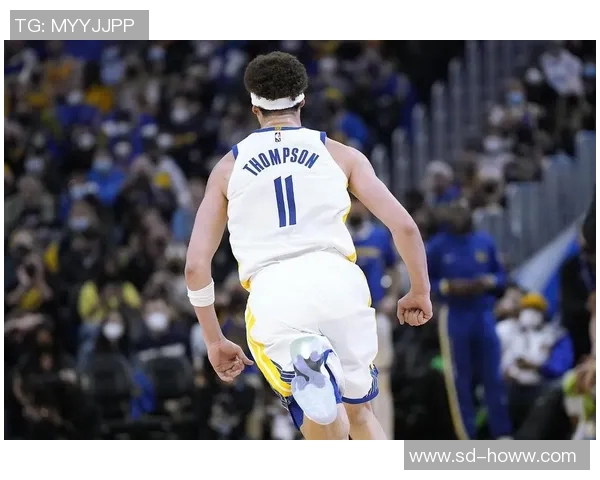 镜头捕捉：勇士赛场小动作引发热议